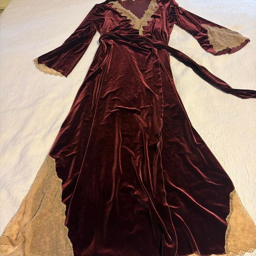 Jacalyn Bennett Women's Burgundy Robe